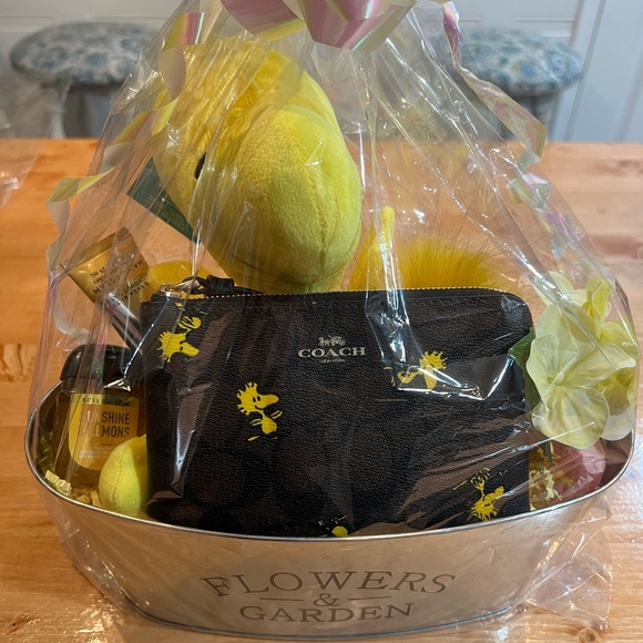 COACH LimitedEdition wristlet & BathBody set BASKET BUNDLE w/pompom & Woodstock! - Picture 3 of 12